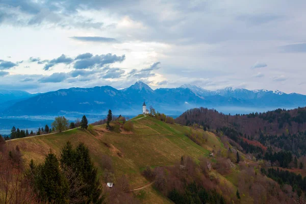 Vrcholu Kopce Nádherný Kostel Primuse Feliciána Krásným Výhledem Krajinu Vesnice — Stock fotografie