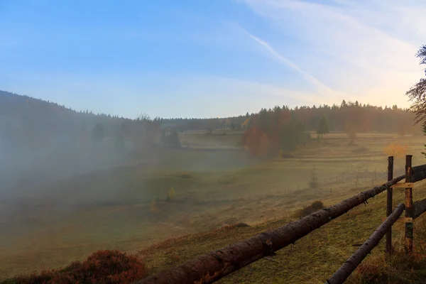 Осенний пейзаж холма в Трансильвании — стоковое фото