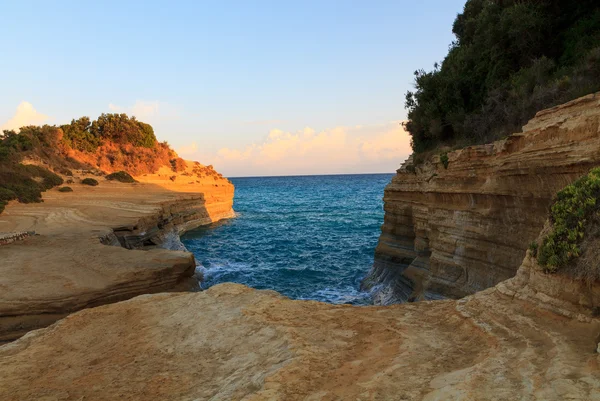 Felsen am Strand von Korfu — Stockfoto