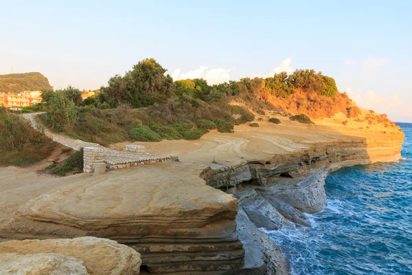 Скелі на березі моря на Корфу — стокове фото