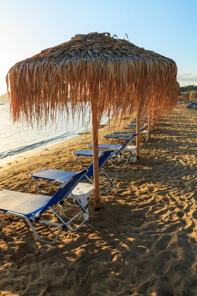 Korfu sahilde şezlong — Stok fotoğraf