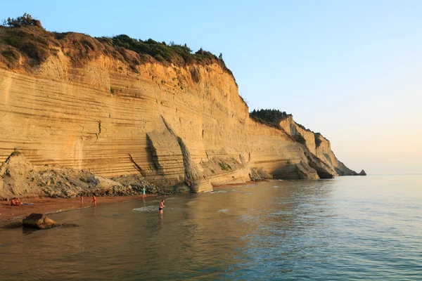 Korfu günbatımında plajda kayalar — Stok fotoğraf
