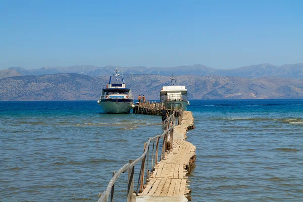 Корабль в гавани на море на Корфу — стоковое фото