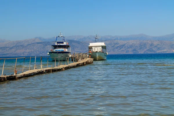 Корабль в гавани на море на Корфу — стоковое фото