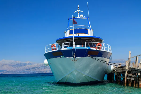 Nave en el puerto en el mar en Corfú —  Fotos de Stock