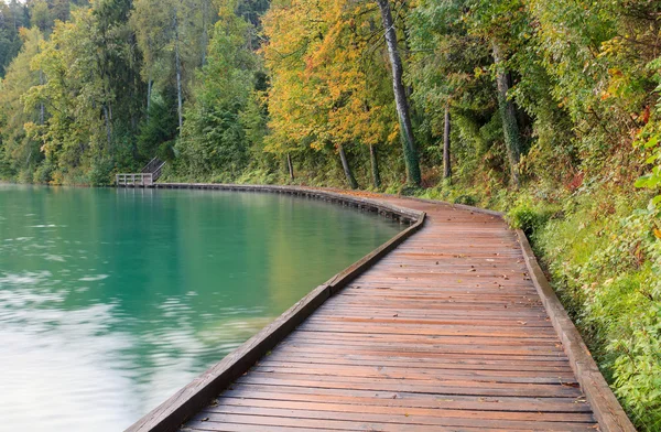 Hermoso lago Bled al lado del muelle — Foto de Stock