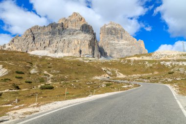 dolambaçlı bir dağ yolu