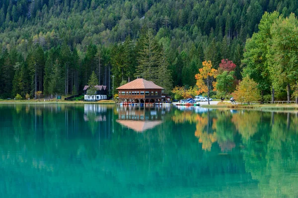 Merveilleux lac Dobbiaco — Photo