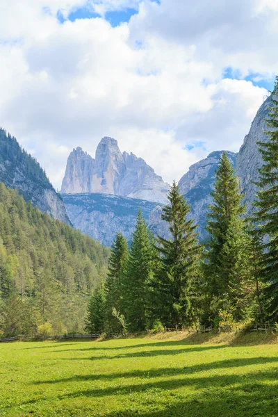 Paisaje típico de montaña — Foto de Stock