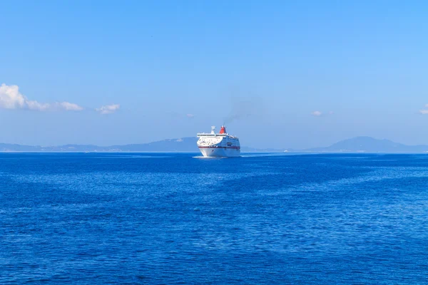 Transbordador de pasajeros increíble mar azul —  Fotos de Stock