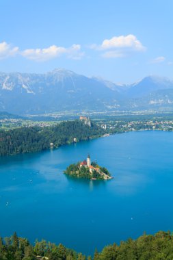 Lake Bled ve adanın kilise yaz ile 
