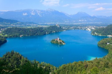 Lake Bled ve adanın kilise yaz ile 