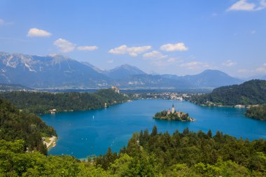 Lake Bled ve adanın kilise yaz ile 