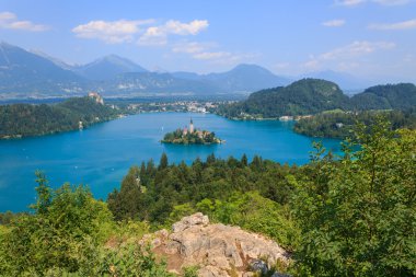 Lake Bled ve adanın kilise yaz ile 