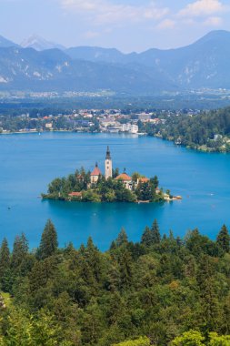 Lake Bled ve adanın kilise yaz ile 