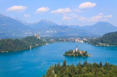 Lake Bled ve adanın kilise yaz ile 