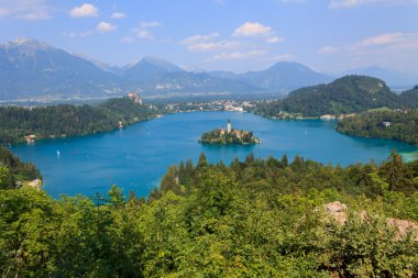 Lake Bled ve adanın kilise yaz ile 