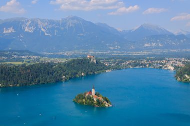 Lake Bled ve adanın kilise yaz ile 