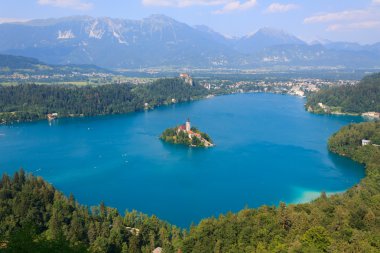 Lake Bled ve adanın kilise yaz ile 