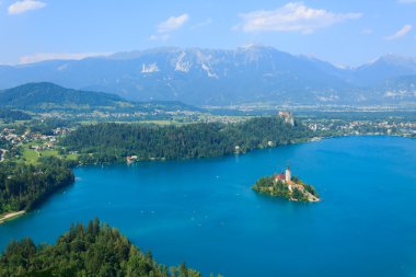 Lake Bled ve adanın kilise yaz ile 