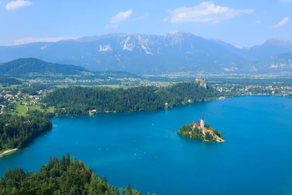 Bledské jezero a na ostrov s církevní léto — Stock fotografie