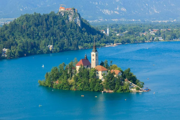 Bledské jezero a na ostrov s církevní léto — Stock fotografie