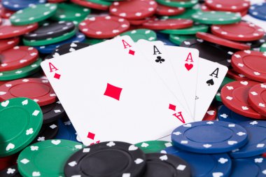 Poker fişleri ve kartları