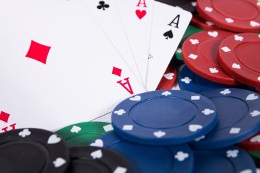 Poker fişleri ve kartları