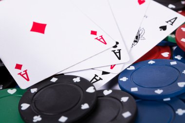 Poker fişleri ve kartları