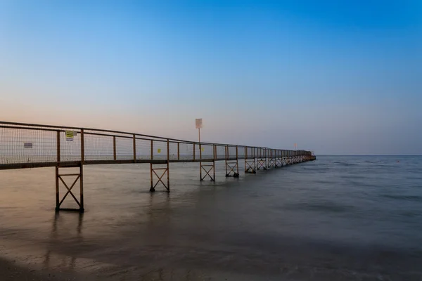 Pôr-do-sol cais na praia — Fotografia de Stock