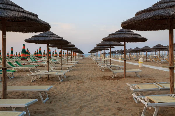 Sonnenliegen am Strand — Stockfoto