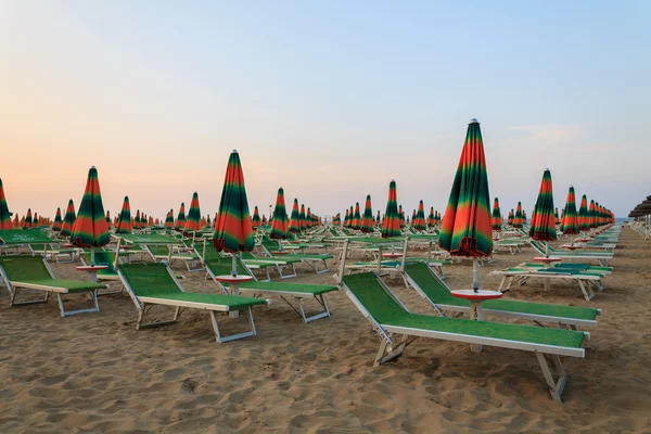 Tumbonas en la playa — Foto de Stock