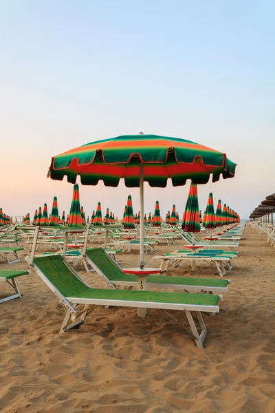 Sonnenliegen am Strand — Stockfoto