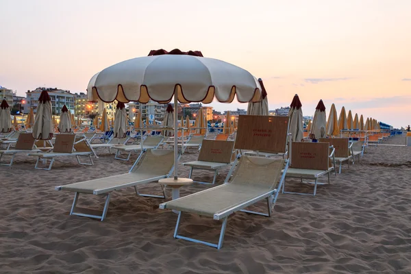 Sonnenliegen am Strand — Stockfoto