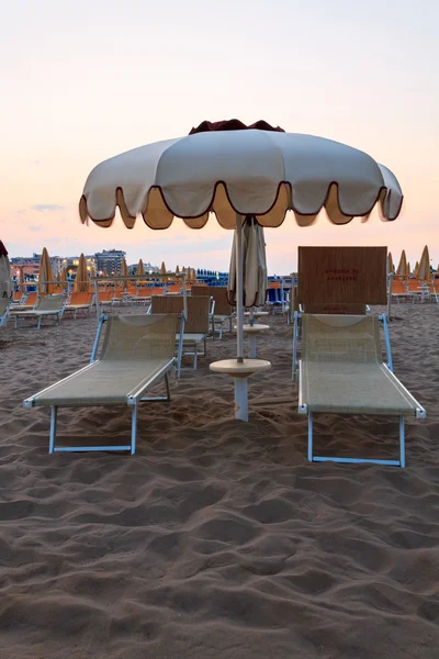 Sonnenliegen am Strand — Stockfoto