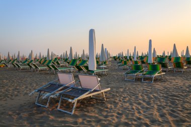 kumsalda güneşli yataklar