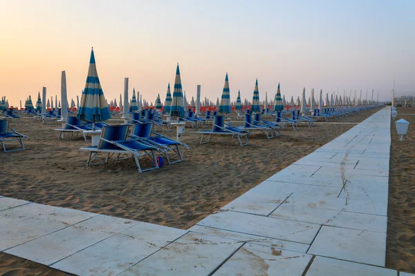 Sonnenliegen am Strand — Stockfoto