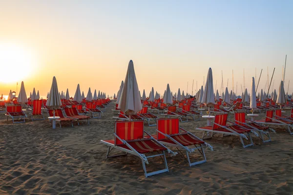 All'alba lettini sulla spiaggia — Foto Stock