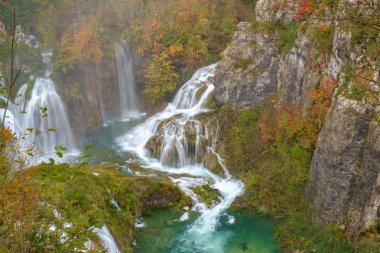 Şelale sonbaharda Plitvice Gölleri