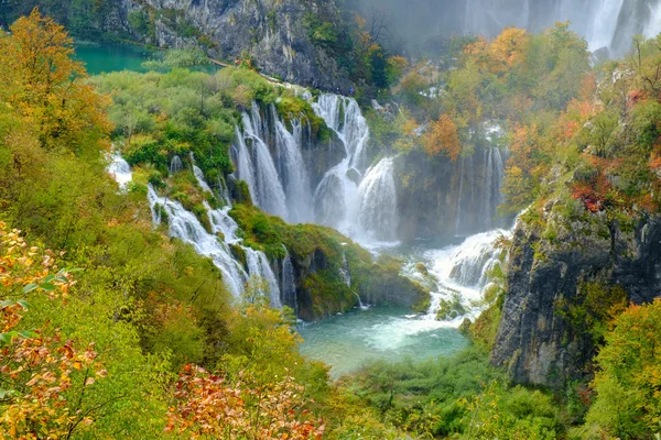Şelale sonbaharda Plitvice Gölleri