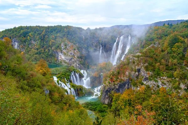 Cachoeira os lagos de Plitvice no outono — Fotografia de Stock