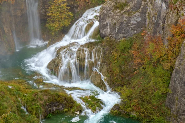 Vodopád na Plitvická jezera na podzim — Stock fotografie