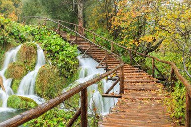 Ahşap sonbahar Plitvice milli parkta yolundaki