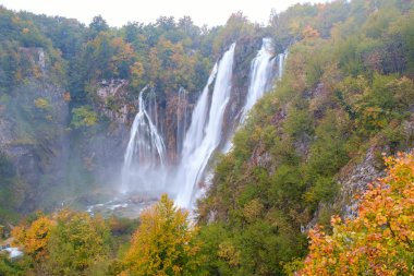 Şelale sonbaharda Plitvice Gölleri