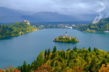 Lake Bled ve adanın sonbahar kilisede ile