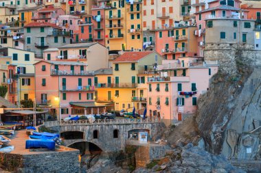 Sevimli küçük balıkçı köyü, renkli evler Manarola