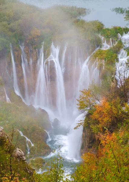 Şelale sonbaharda Plitvice Gölleri