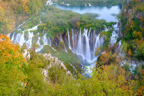 Cascada de los lagos de Plitvice en otoño —  Fotos de Stock