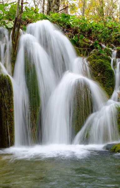 Водопад Плитвицкие озера осенью
