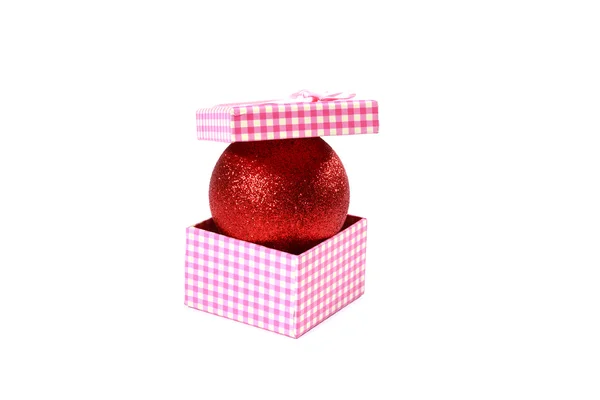 Caixa de presente colorido e bola de Natal — Fotografia de Stock